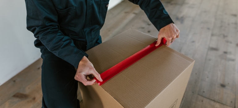 mover taping a box