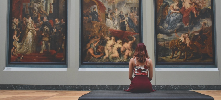 woman in the museum as top states Americans are moving to often offer different attractions