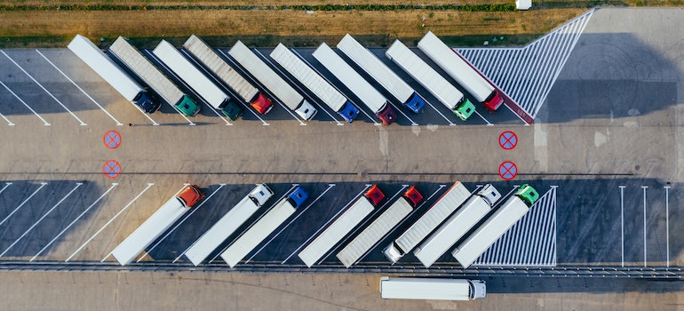 A fleet of moving trucks from best cross country movers Cheektowaga in a parking lot