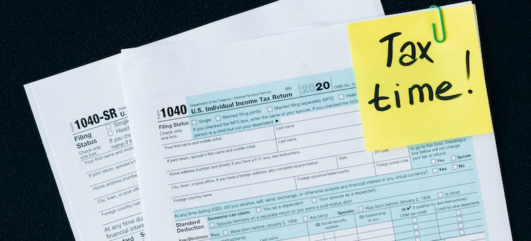 1040 US individual Income Tax return form with a yellow post it that says Tax Time