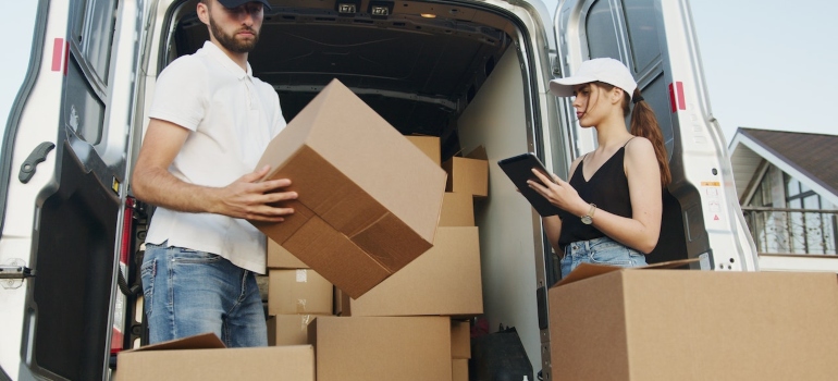 moving experts assisting in moving from Orlando to Fort Worth