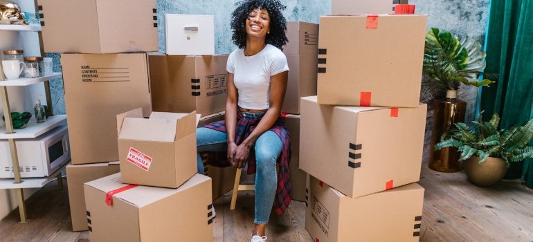 a woman thinking about the moving trends in North Carolina and packing her boxes