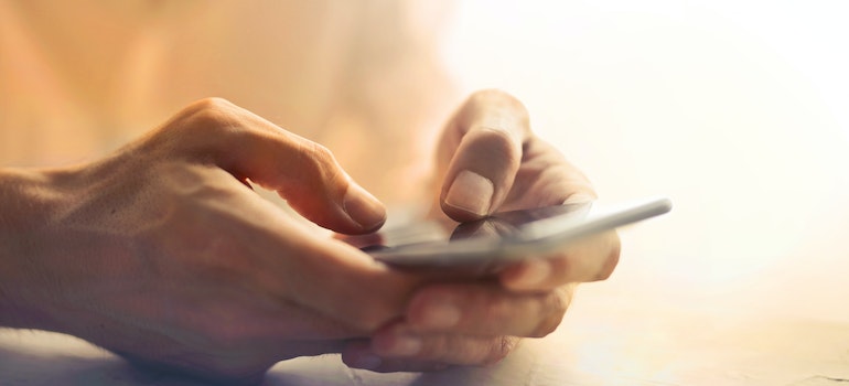 A person using a phone to find the right movers