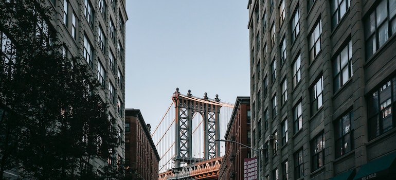 A view of the Brooklyn bridge from a street