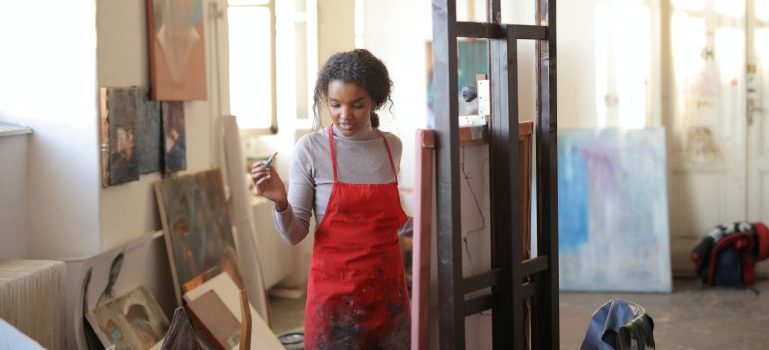 Woman wearing an apron while painting