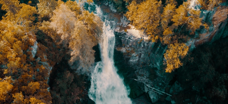 Picture of a waterfall in Tennessee during fall