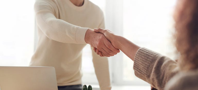 two people shaking hands when moving from Tennessee to Rhode Island