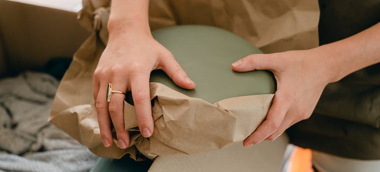 A person wrapping stuff into a paper