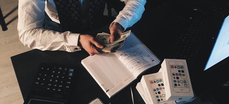 a man counting money after moving from Tucson to Sacramento